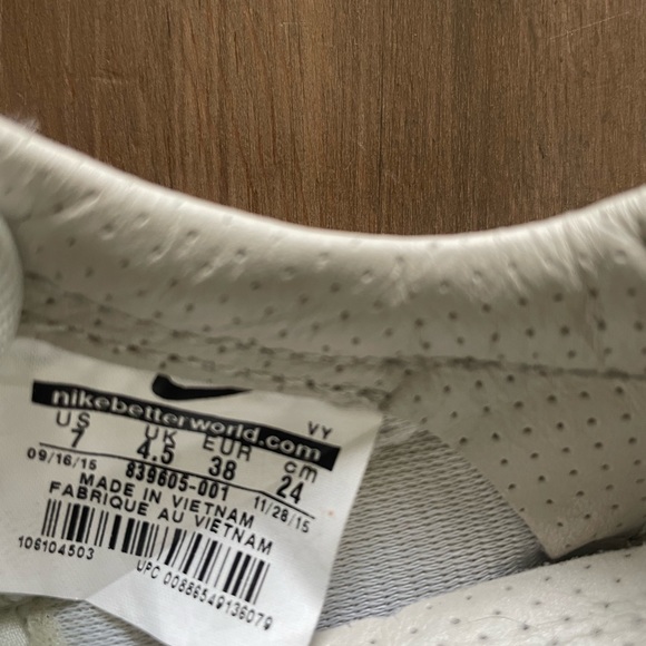 Classic Nike women’s running sneakers - Picture 8 of 9